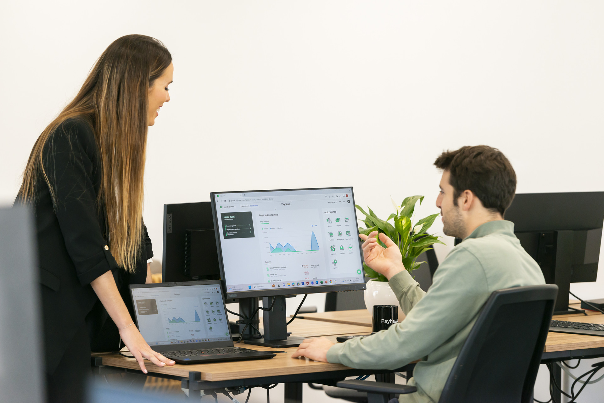 Imagen de equipo financiero analizando los gastos de la empresa
